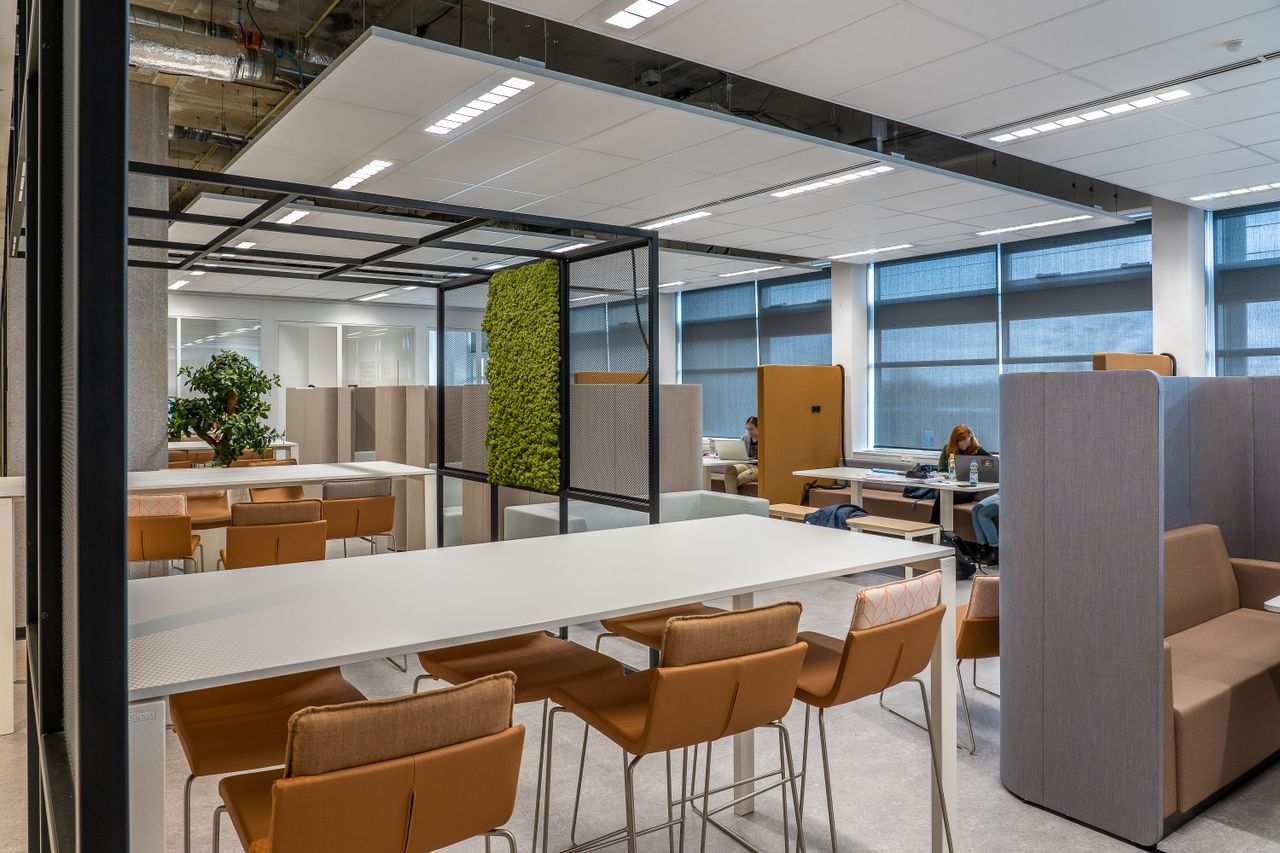 about-us A spacious coworking office featuring modern design and natural decor elements for a collaborative environment.